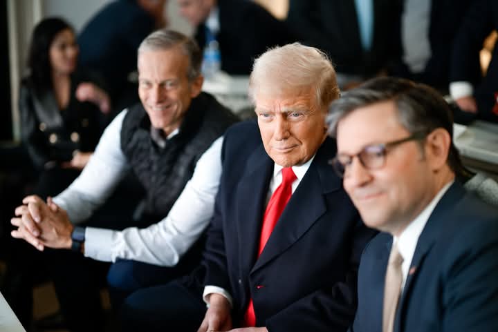 Noragreenw's tweet image. President @realdonaldtrump and Vice President-elect @jdvance at the 125th Army-Navy Game.