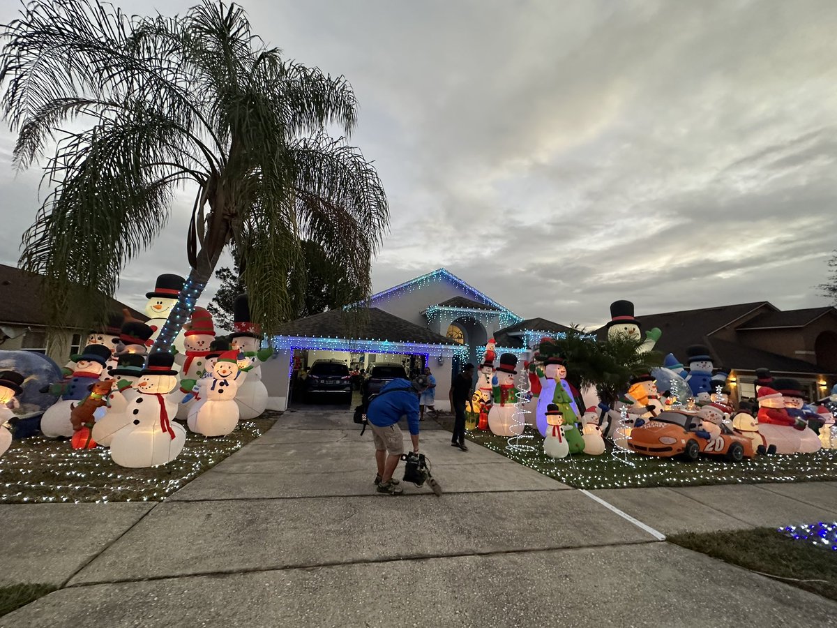TJSpringerWX's tweet photo. Another successful FOX 35 #LetItGlow! Check out how many #snowmen Jordan Alderman has at his house. He approximated nearly 40 and a whole days worth of work to get this ready for the #holidays. #holidaycheer #holidaylights #holidaydecor #Christmas #christmas2024 #christmasdecor #christmaslights @fox35orlando