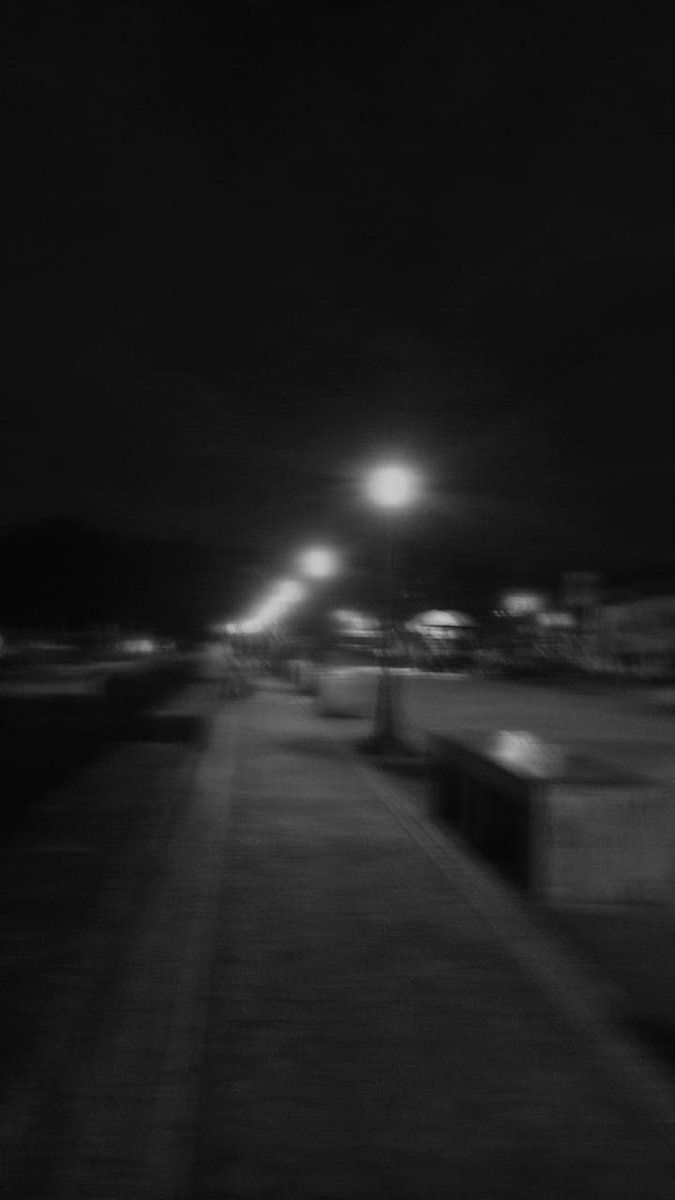 rnaihujan's tweet photo. Aku sudah mencoba sembunyi membuntuti gelap,
Menghilang bersama malam yang paling senyap,
Namun kau tetap saja menjelma bayang,
Mengepung di tiap sudut ruang,
Hingga ku kembali tak punya jalan keluar.
#mbuh https://t.co/nKDfuICesf