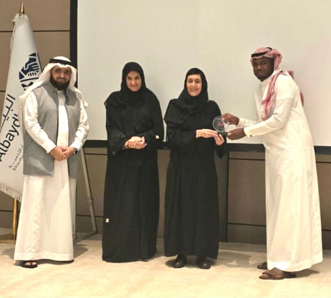 ksadjc's tweet photo. الأستاذ الإعلامي إبراهيم جبريل أحد منسوبي صحيفة المدينة نال تكريمًا رفيعًا من صاحبة السمو الأميرة نورة بنت تركي الفيصل آل سعود - حفظها الله - نائبة رئيس مجلس إدارة جمعية البيضاء للتنمية.

يُعتبر الأستاذ إبراهيم من الكوادر الإعلامية البارزة والمتميزة في المملكة العربية السعودية، حيث أسهم بفعالية في تعزيز المشهد الإعلامي السعودي وإثرائه برؤى مبتكرة ومهنية عالية لعدة سنوات...

نسأل الله العلي القدير أن يوفقه ويسدد خطاه في خدمة الدين والمليك والوطن، وأن يحقق المزيد من الإنجازات في مسيرته المهنية.