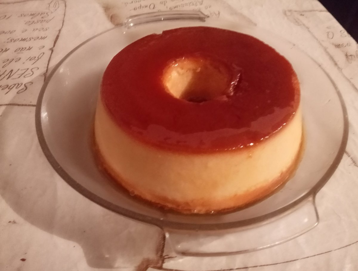 roselange08's tweet image. Boa noite pessoal minha tarde chuvosa rendeu fiz um pudim para esperar meu Paulão ❤️ ele e Bruninho adooooram meu pudim 🍮 
Eu só posso comer um pouquinho para não subir minha glicose minha diabete danada Adoooorei ficou lindo 

#pudim 
#familia