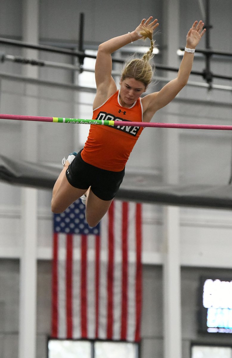 Scoop_DoaneTF's tweet photo. Three cheers for the red, white and… @Kayleepribyl! Our very own NAIA chart leader in the pole vault as we all wrap our presents!

#DoaneTF #ConcordiaEarlyBird @doanepolevault https://t.co/uCyANmjcVy