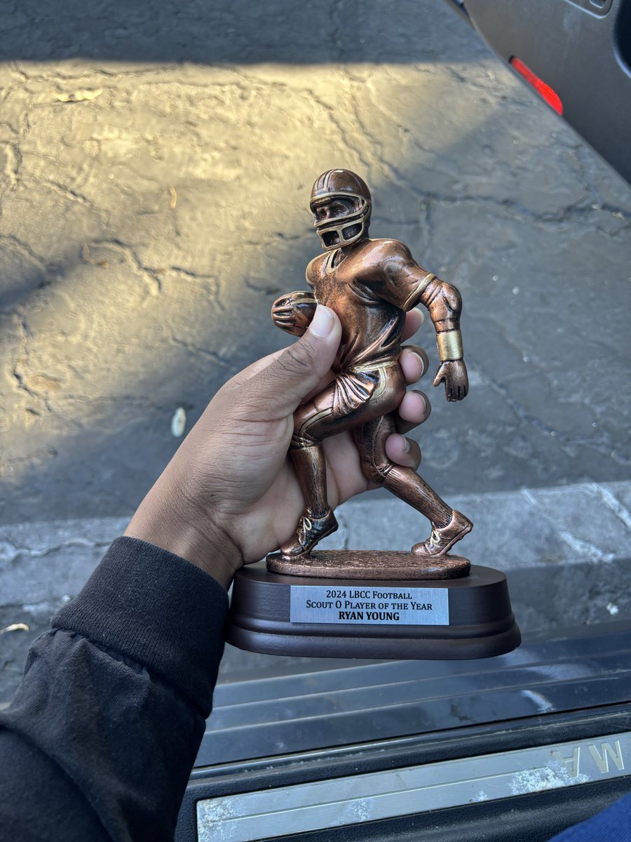 Gray shirt freshman
Blessed to receive Offensive Scout team player of the year, only up from here !
<a href="/PitLifeCoachP/">Brett Peabody</a> @VGOH_LBCC