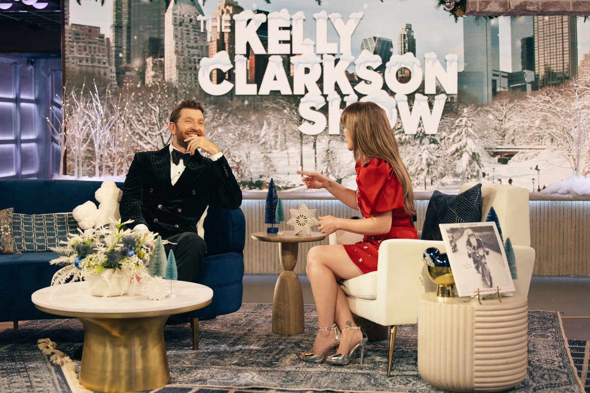 Brett Eldredge (@bretteldredge) on Twitter photo Had the best time with my friend <a href="/kellyclarkson/">Kelly Clarkson</a>, singing and chatting about all things Christmas! Don’t miss it—tune in tomorrow on the <a href="/KellyClarksonTV/">The Kelly Clarkson Show</a>! 🎄✨ Had the best time with my friend <a href="/kellyclarkson/">Kelly Clarkson</a>, singing and chatting about all things Christmas! Don’t miss it—tune in tomorrow on the <a href="/KellyClarksonTV/">The Kelly Clarkson Show</a>! 🎄✨