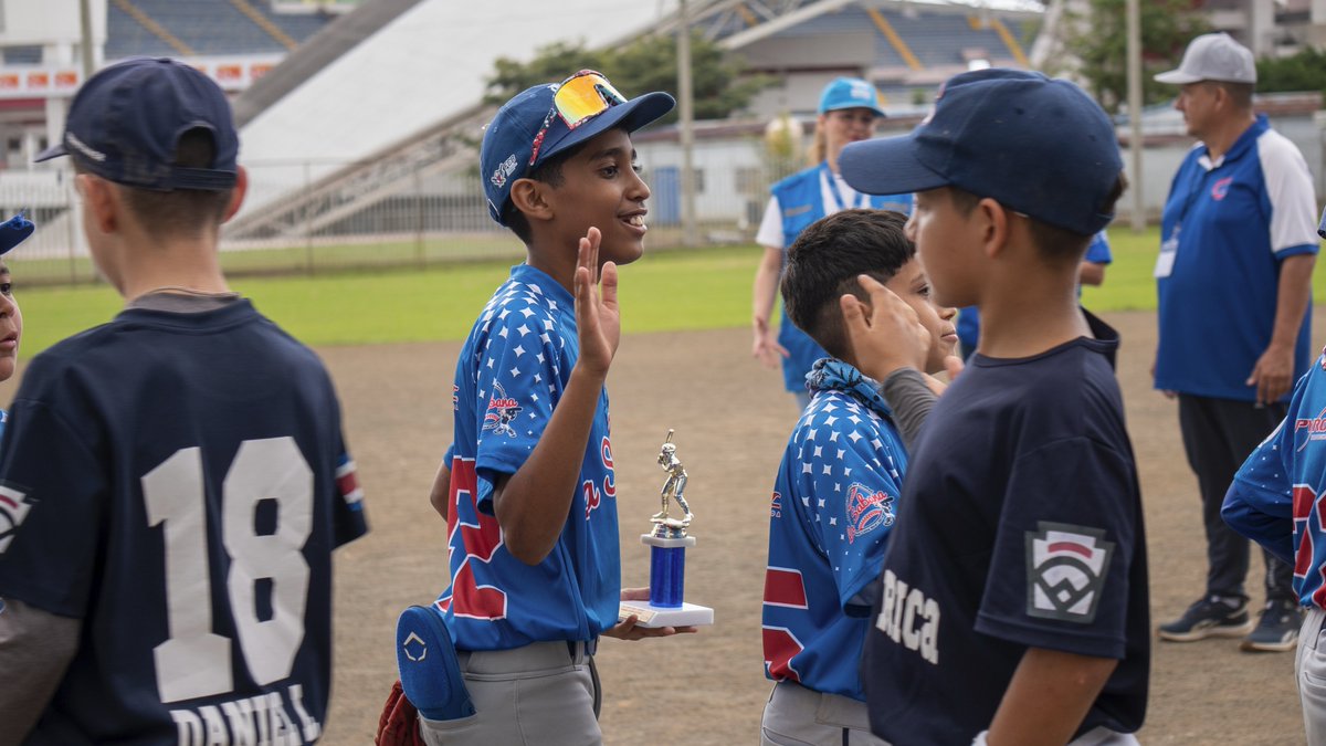ACNUR_CostaRica's tweet photo. El deporte construye amistades, fortalece la salud física y mental, y es una herramienta para la inclusión de niñas, niños y adolescentes refugiados y solicitantes de asilo.

La Asociación de Béisbol La Sabana, ganadora del Fondo Comunidades Inclusivas de ACNUR Costa Rica, promueve la integración mediante el deporte ⚾️🧢

#ConlosRefugiados #ConlasRefugiadas