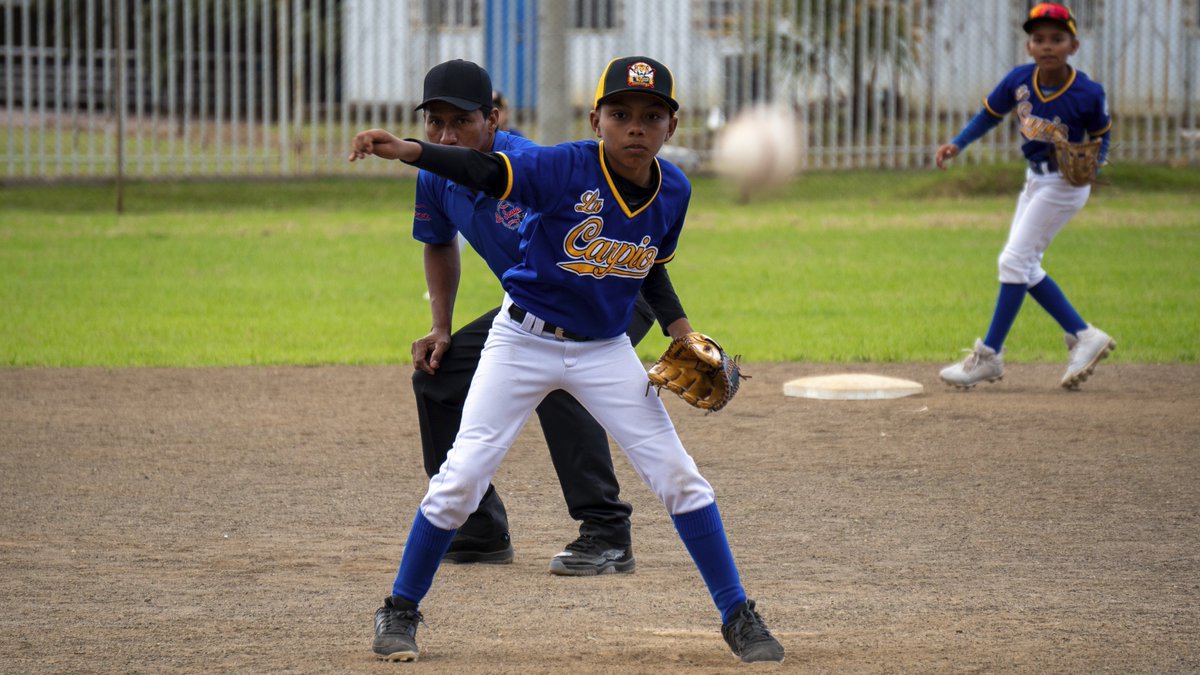 ACNUR_CostaRica's tweet photo. El deporte construye amistades, fortalece la salud física y mental, y es una herramienta para la inclusión de niñas, niños y adolescentes refugiados y solicitantes de asilo.

La Asociación de Béisbol La Sabana, ganadora del Fondo Comunidades Inclusivas de ACNUR Costa Rica, promueve la integración mediante el deporte ⚾️🧢

#ConlosRefugiados #ConlasRefugiadas