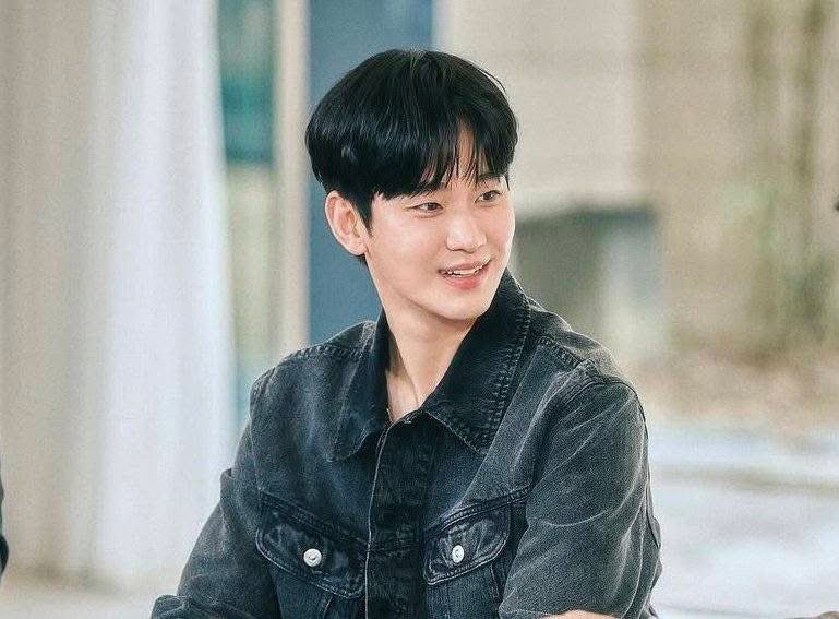 Kimsoohyun_TH's tweet photo. [📰News - 241216] MBC เผยชื่อรายการบันเทิงใหม่ 'Good Day' ซึ่งจะมีนักร้อง G-Dragon, PD คิมแทโฮ และนักแสดง คิมซูฮยอน ร่วมงาน

'Good Day' (GD and Friends) เป็นโปรเจกต์ดนตรีที่ G-Dragon จะร่วมมือกับนักแสดง 88ers (ปีเกิด 1988) อย่าง คิมซูฮยอน จองแฮอิน และ อิมชีวาน เพื่อสร้าง "เพลงแห่งปี" โดย G-Dragon จะรับหน้าที่เป็นโปรดิวเซอร์และนำไอเดียที่เขาพัฒนาขึ้นในช่วงพักงาน 8 ปี มาสร้างสรรค์เป็นเพลง พร้อมทั้งถ่ายทอดเรื่องราวและประสบการณ์ของผู้คนจากหลากหลายวงการผ่านโปรเจกต์นี้

MBC ได้เผยชื่อรายการพร้อมภาพเบื้องหลังบางส่วนในวันที่ 16 ธันวาคม โดย 'Good Day' มีกำหนดออกอากาศในช่วงครึ่งแรกของปีหน้า

ทั้งนี้ จากข่าวก่อนหน้านี้ นักแสดง/นักร้อง ที่คาดว่าจะร่วมรายการ อาทิเช่น แทยัง, แดซอง, ฮวังจองมิน, ฮวังกวางฮี, คิมโกอึน, aespa, Day6, และ อันซองแจ เป็นต้น

//รายการ Good Day น่าสนใจมากๆ เลยค่ะ ยิ่งพอรายการเน้นเรื่องราวของผู้คนต่างๆ ที่มีส่วนร่วมในโปรเจกต์นี้ ผ่านการทำเพลงของ G-Dragon  ก็คาดว่าแฟนๆ น่าจะได้ฟังเรื่องราวจากซูฮยอนมากขึ้น และหวังว่าเราจะได้ยินซูฮยอนร้องเพลงอีก 🙏🏻

Source: https://t.co/doAd1YzN7B
แปลและเรียบเรียง: KimSooHyun_TH

#KimSooHyun #김수현 #คิมซูฮยอน