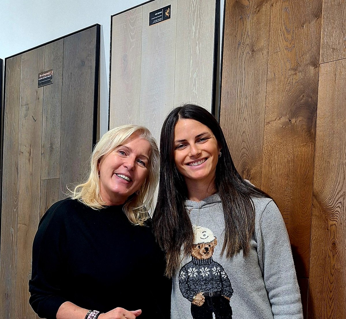 ambrapiccin's tweet image. Oggi a Bassano Parquet con Marina e Marta Andreatti 👏👏👏 complimenti per i vostri meravigliosi pavimenti 🥰 sono perfetti per le mie case 🤗 texture e colori bellissimi e tutti personalizzabili 😇 grazie per la disponibilità e l'ospitalità