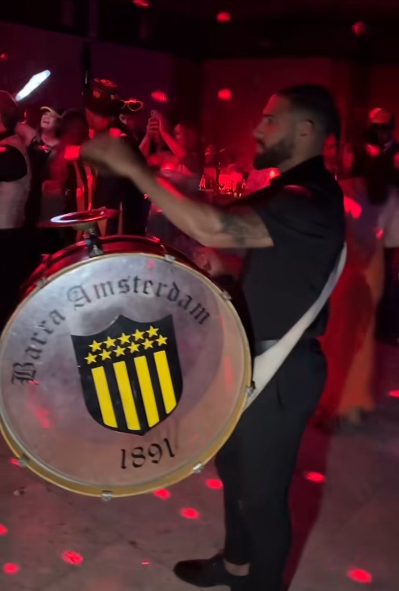 mi vieja: el 24 no vayas a tocar el tema de futbol que sabes que tus tios son de nacional

yo en la mesa: