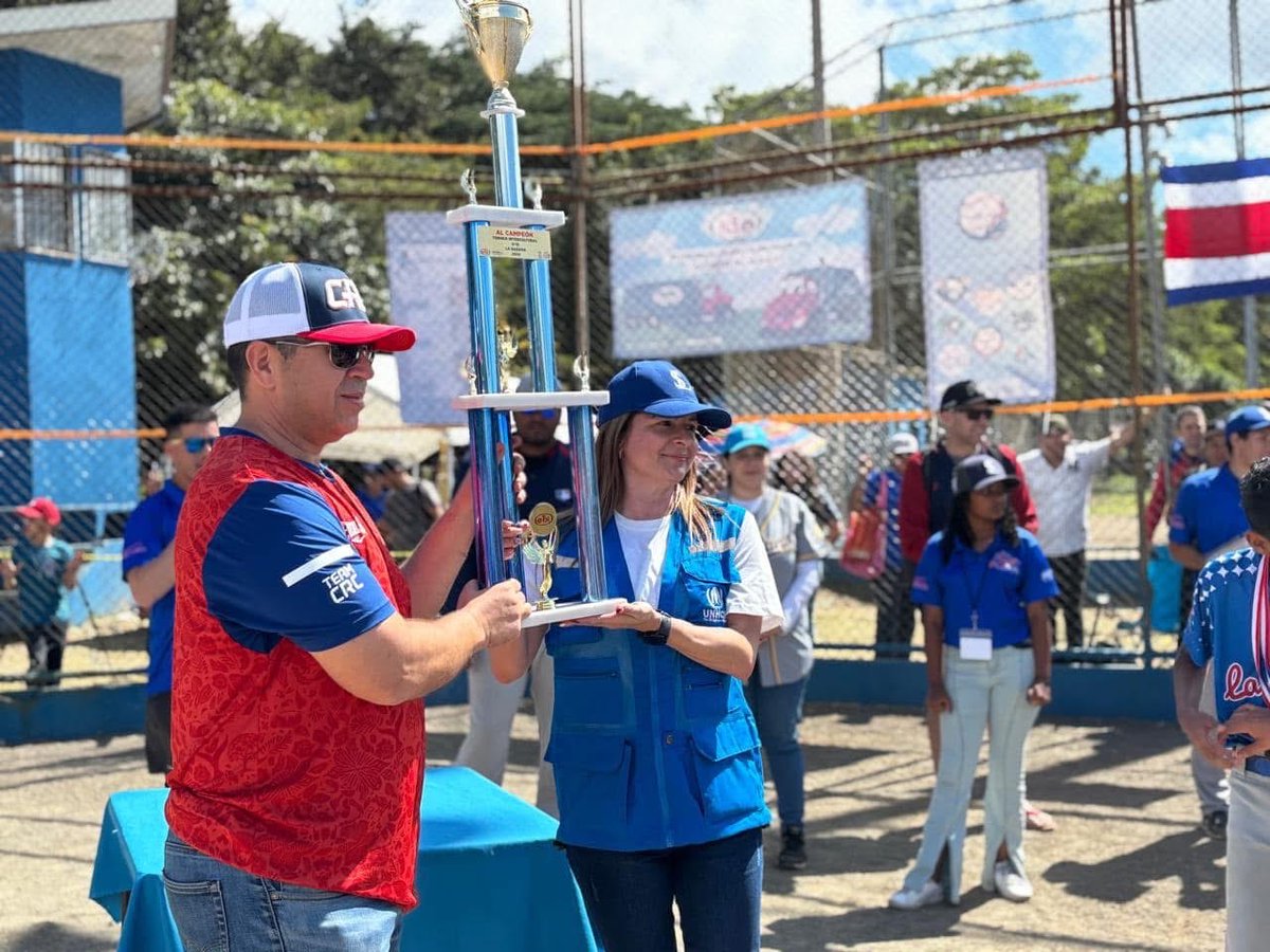 ACNUR_CostaRica's tweet photo. El deporte construye amistades, fortalece la salud física y mental, y es una herramienta para la inclusión de niñas, niños y adolescentes refugiados y solicitantes de asilo.

La Asociación de Béisbol La Sabana, ganadora del Fondo Comunidades Inclusivas de ACNUR Costa Rica, promueve la integración mediante el deporte ⚾️🧢

#ConlosRefugiados #ConlasRefugiadas
