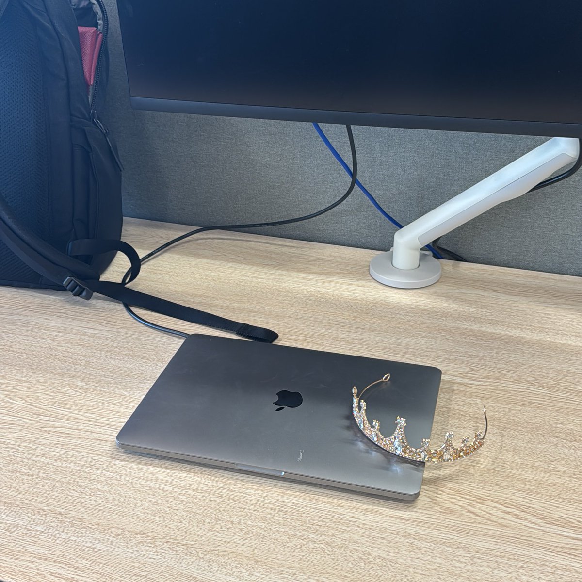 コートのポケットにもの入れっぱなし界隈なのでこの前のJカップのティアラ入ってたwww今日は高貴な気持ちで働くしかないわねwww