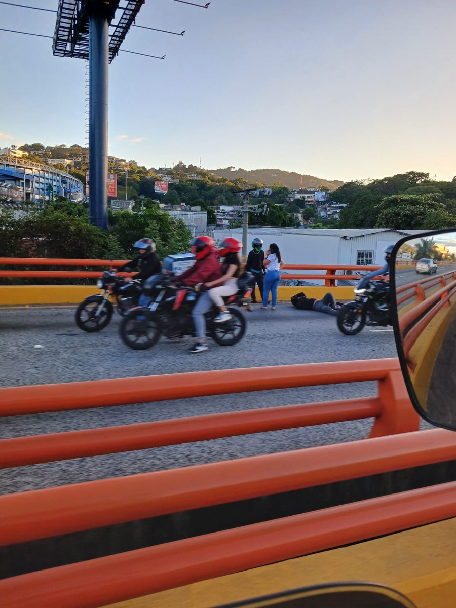 #TraficoSV  motociclista lesionado sobre el paso a desnivel  blv d los próceres sentido d Santa Tecla a san salvador 🚨🚨🚨🚨🚨🚨  <a href="/ddovia/">#Dandovía</a>