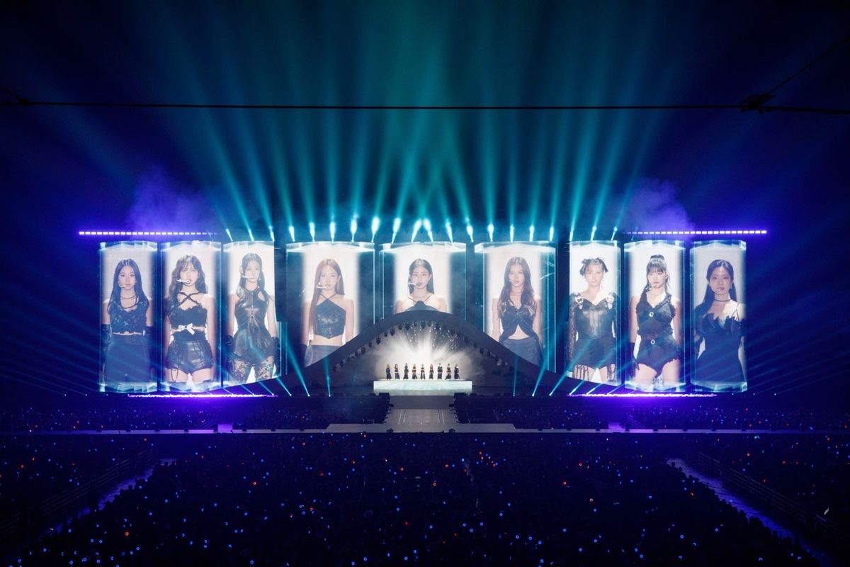 TheePopCore's tweet photo. #TWICE announces a new world tour for 2025 following their successful, sold-out performances and confirms they will perform as special guests at Coldplay’s concert in Korea next year. https://t.co/j3oanYwjLi