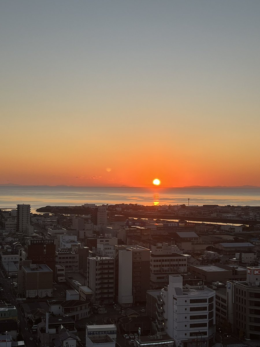 hanassuitcase's tweet photo. Good morning from Tsu city! Beautiful sunrise at Ise Bay☀️Hana’s Suitcase is off to one last school visit! https://t.co/oXYklYtQqa