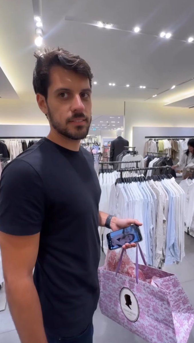 unstoppableeew's tweet photo. Ele assistindo o vídeo dela com ela kkkkkkkkkkk https://t.co/fNqlveTUak