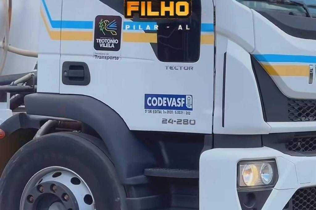 BlogdoNoblat's tweet photo. O presidente da Câmara dos Deputados, Arthur Lira (PP-AL), utilizou um caminhão-pipa doado pela estatal federal Codevasf à Prefeitura de Teotônio Vilela em sua própria vaquejada, realizada a 75 km da cidade.
O veículo foi comprado em 2020 pela Companhia de Desenvolvimento dos Vales do São Francisco e do Parnaíba com recursos de emenda parlamentar da bancada de Alagoas na Câmara dos Deputados, da qual Lira é integrante.
Uma foto do caminhão com o selo da Codevasf foi postada na página oficial do Parque Arthur Filho, de propriedade de Lira, no Instagram.
O caminhão foi entregue para à prefeitura em 2022. O prefeito da cidade, Peu Pereira (PP), é primo de Lira. O superintendente da Codevasf no estado que acertou a doação era, à época, Joãozinho Pereira (PP), outro primo de Lira, indicado para o cargo pelo deputado. Joãozinho saiu do posto neste ano para concorrer nas eleições municipais. (Folha)
