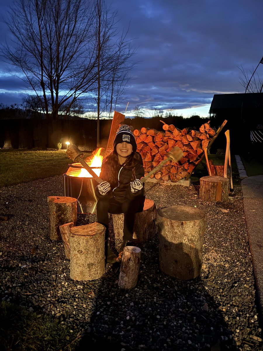 Little bushcrafting with Siena ! She made a drum set.