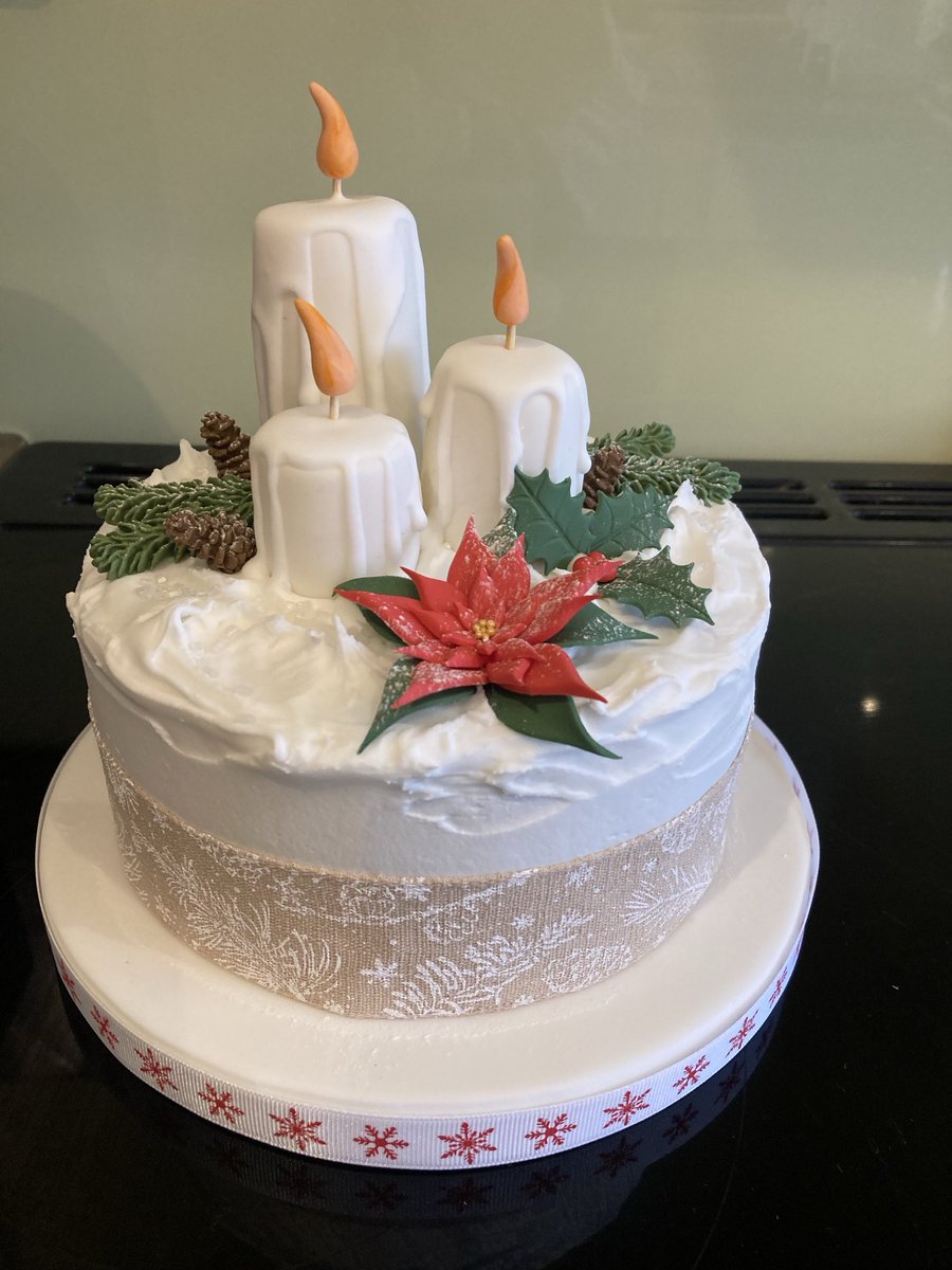 LouBcakes's tweet photo. Keeping it simple with a little #royalicing #cake decorated with hand made #flowerpaste #candles & #flowers #christmas #festivebaking https://t.co/ptuQGU9qsj