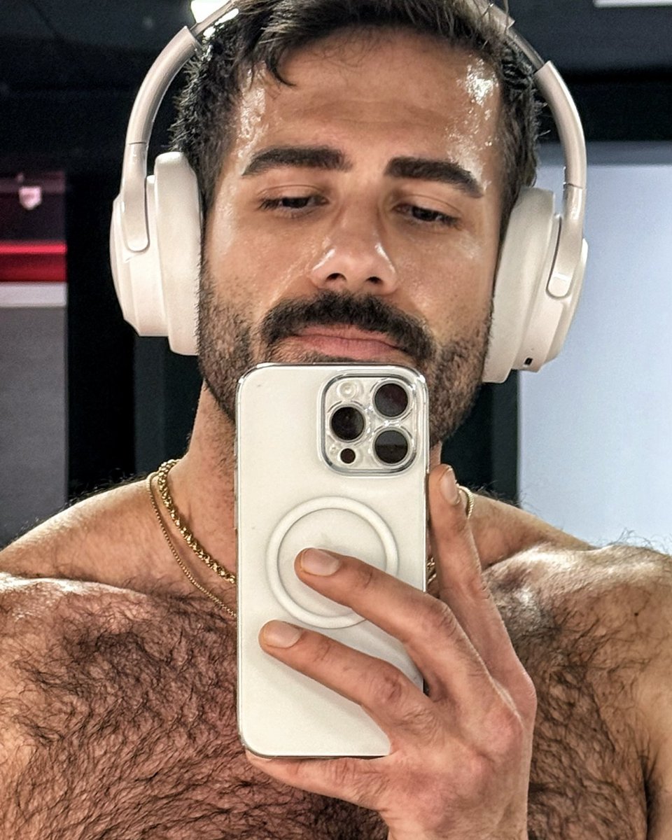 fareman5's tweet photo. After work out 🎧 
IG fareman5 https://t.co/435yU1wKsR