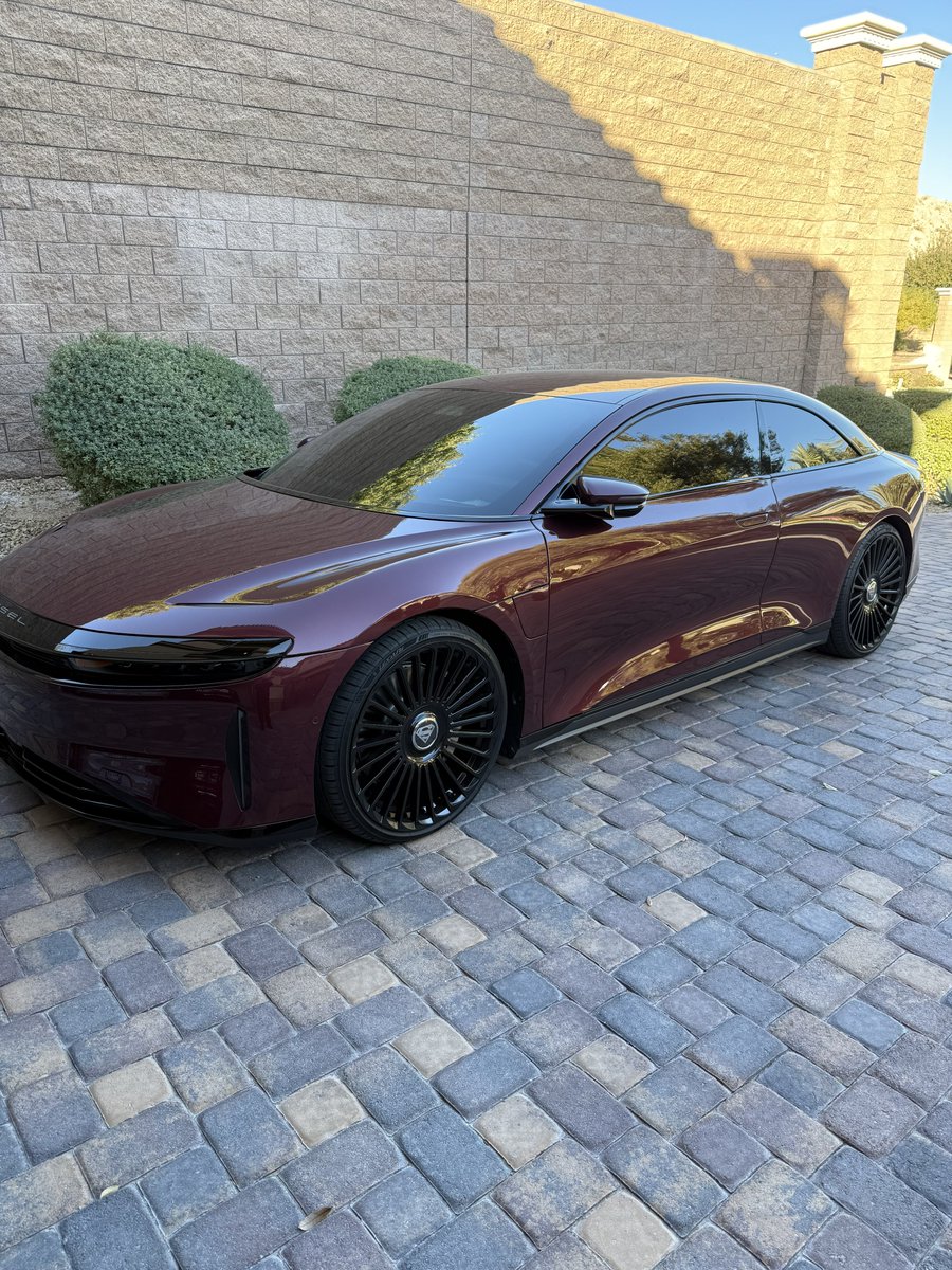HotFreestyle's tweet photo. SHAQ turned his new 4-door car into a 2-door so he could comfortably fit in it 🔥 https://t.co/Oz3be1zPus
