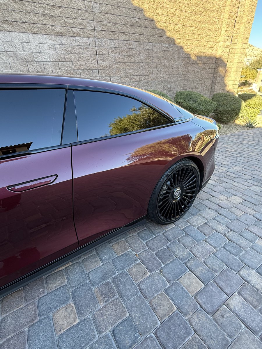 HotFreestyle's tweet photo. SHAQ turned his new 4-door car into a 2-door so he could comfortably fit in it 🔥 https://t.co/Oz3be1zPus