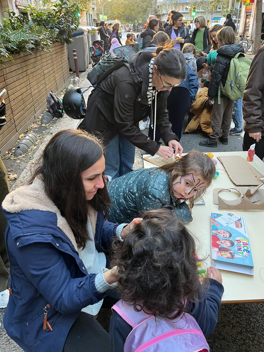 AMPADiputacio's tweet photo. Divendres 13 vam tallar el carrer davant l'escola sumant-nos de nou a la @RevoltaEscolar 
Pocket hoquei, pintacares, repartiment de planter i la xerrada dels urbanistes i assessors de mobilitat José Besselink i Marijn Kik, de R'dam i Utrecht (segueix) https://t.co/ZYf9I35wgN