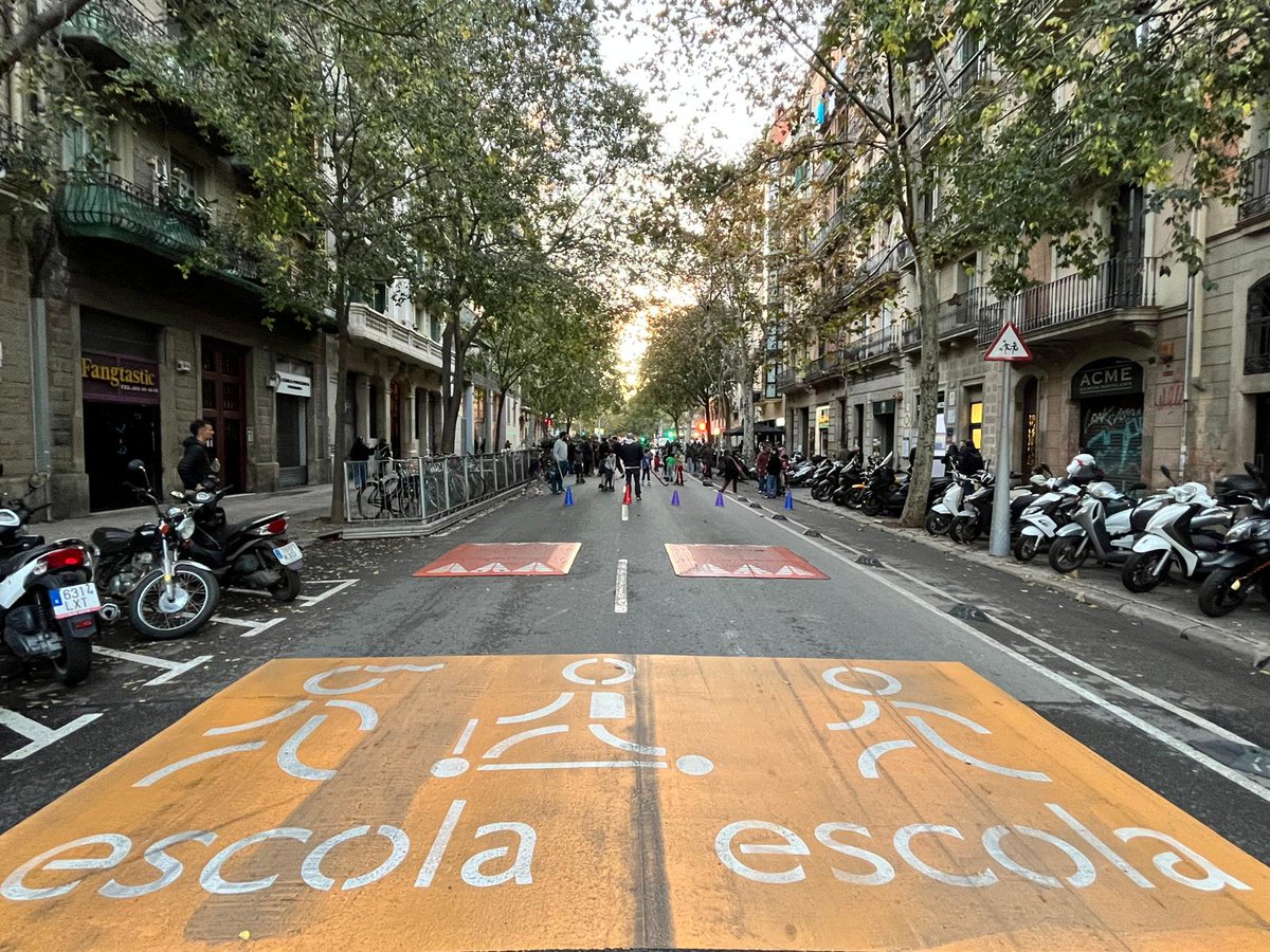 AMPADiputacio's tweet photo. Vergonyosa imatge de les voreres de l'entorn de la  nostra escola, ocupades per ferralla (aka motos) que hi accedeix circulant per vorera o creuant el #cbici 

@bcn_ajuntament @jaumecollboni
@laiabonetrull Jordi Valls teniu feina si voleu GARANTIR LA SALUT de la notra mainada https://t.co/sCpcrrOIAO