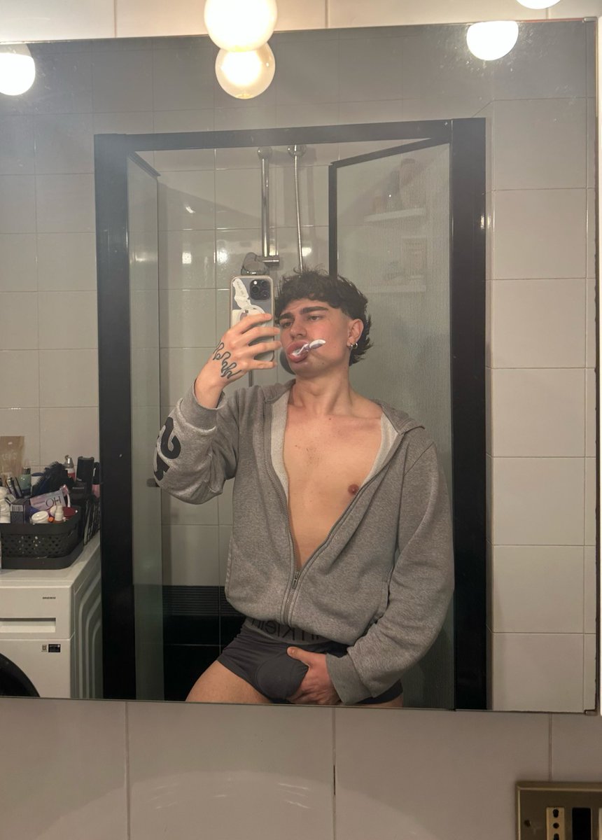 mynameesx's tweet photo. wash your 🦷 https://t.co/DBd3YuY9Zu