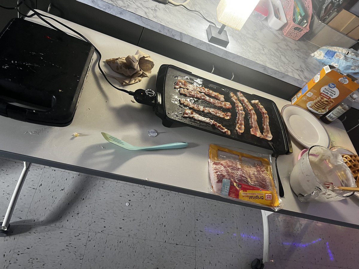 Teacher_Outlaw's tweet photo. This morning for my 2nd period midterm i made them waffles and bacon and they had to plate it and shoot it. Then they enjoyed their brunch!π #RISDbetheone #ramsvisualarts #RISDvisualArts @Artk12RISD @bhsstem @RichardsonISD https://t.co/sHJaVE1TlA