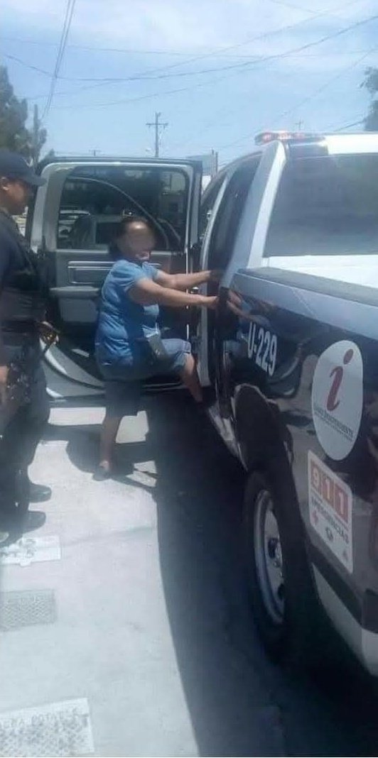 Inqui_lino's tweet image. En Zacatecas hicieron un canje de amas por despensas, una doñita llevo un misil aire tierra y se la llevaron a la verga. 🤣