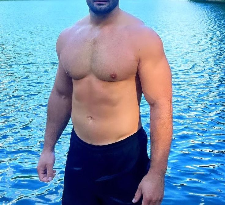lolitadiariess's tweet photo. See, this is a dad bod. Strong, built, but not obsessed. Men will cry in the comments, but balance is sexy, a little fat is very much appreciated!! https://t.co/h2LpTfbJ9a