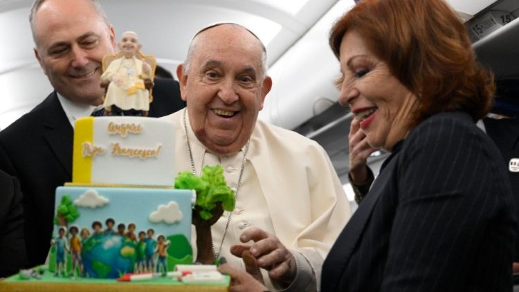 Hoy cumple 88 años el #PapaFrancisco. Nuestro mejor regalo será una oración, ya que continuamente pide a los fieles que recemos por él :

"Señor, te pedimos por el Papa Francisco,
a quien Tú elegiste como sucesor de Pedro y pastor de tu Iglesia. Cuida su salud, ilumina su
