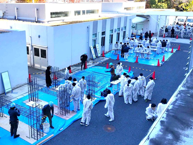 tokyoneritech's tweet photo. 12月12日出前授業に鹿島建設協同組合の企業９社が来校して、１学年の生徒たちが建設業のお仕事体験をしました。寒い中での活動でしたが、熱心なご指導に集中して聞き入り楽しく体験をすることが出来ました。建設業のことを知る機会として大変有意義な活動でした。ありがとうございました。
#練馬工科 https://t.co/Bely7TESzX