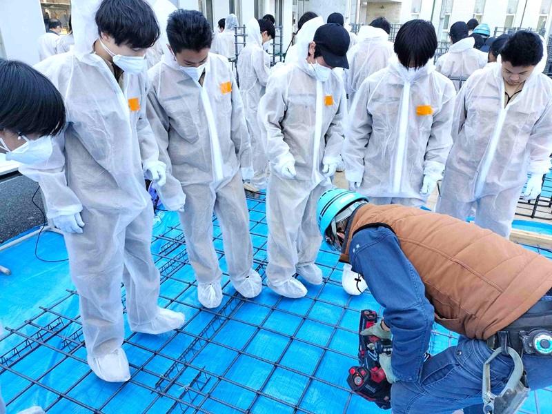 tokyoneritech's tweet photo. 12月12日出前授業に鹿島建設協同組合の企業９社が来校して、１学年の生徒たちが建設業のお仕事体験をしました。寒い中での活動でしたが、熱心なご指導に集中して聞き入り楽しく体験をすることが出来ました。建設業のことを知る機会として大変有意義な活動でした。ありがとうございました。
#練馬工科 https://t.co/Bely7TESzX
