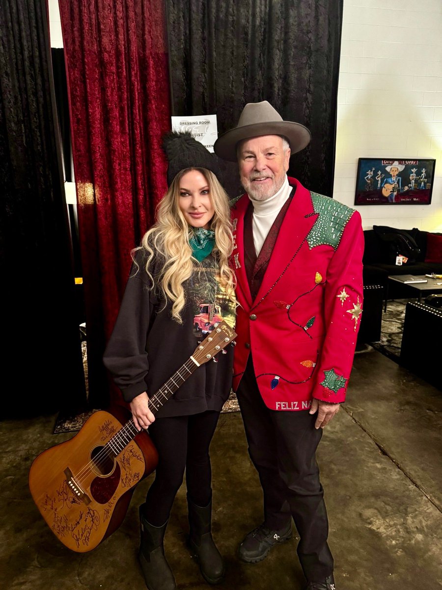 Elizabeth Cook (@elizabeth_cook) on Twitter photo Feelin' good, indeed. Thank you, <a href="/robertearlkeen/">Robert Earl Keen</a> & <a href="/theryman/">Ryman Auditorium</a> ❤️💚
Photos by Aubrey Wise Feelin' good, indeed. Thank you, <a href="/robertearlkeen/">Robert Earl Keen</a> & <a href="/theryman/">Ryman Auditorium</a> ❤️💚
Photos by Aubrey Wise