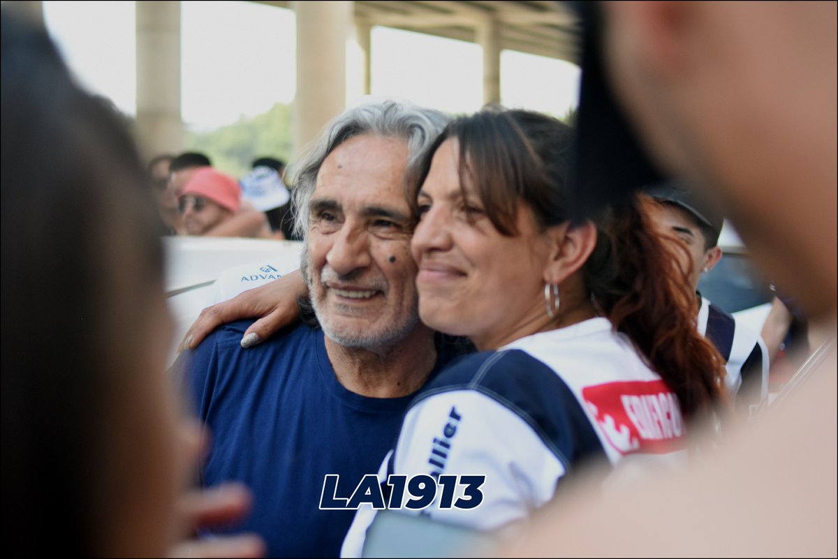💙El ídolo y el amor de su genTe🤍

👏José Daniel Valencia recibió todo el cariño que se merece por su gente en la previa más grande del mundo.

🫢NosTros si tenemos ídolos campeones del mundo…..