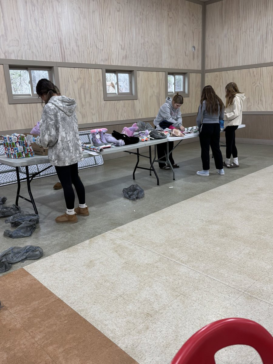 MadisonOnstad's tweet photo. It’s a holly jolly Christmas to be gift giving to those in need with my coaches and team! Thankful to have such a great team ❤️🖤#givingbacktothecommunity https://t.co/q5NJB94urs