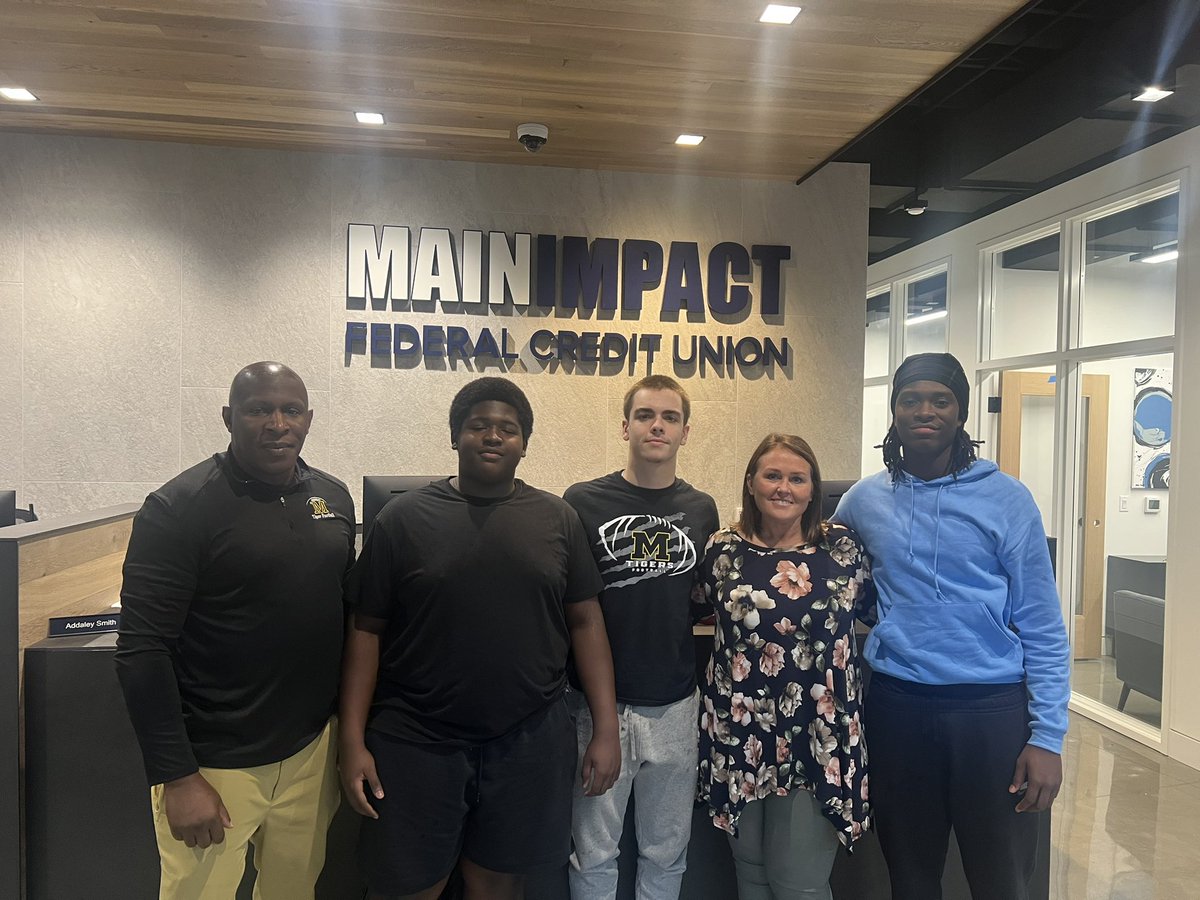 So blessed be a part of the Murray community.   The players and I took the opportunity to go say THANK YOU to the people and business that is our foundation.  

Today was all about COOKIES WITH THE SPONSORS

Thank you, Main Impact
