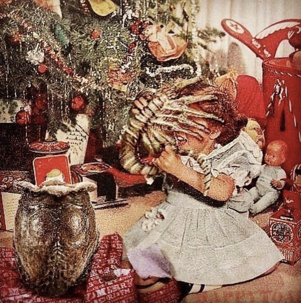 bonniegrrl's tweet photo. Happy Holidays! Here’s hoping you find a delightful surprise under the tree!🎄🎁🎁🎁 https://t.co/Orr1cexV2R