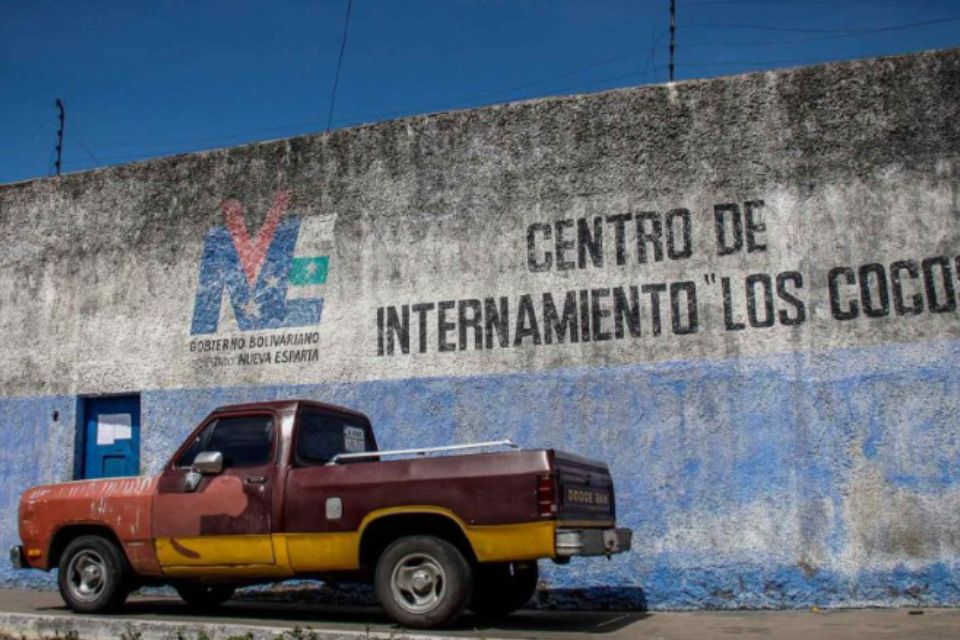 DiarioTalCual's tweet photo. Excarcelados ocho adolescentes detenidos en Margarita tras protestas poselectorales 

Ocho de los nueve adolescentes detenidos en el estado Nueva Esparta durante las protestas poselectorales fueron liberados. Aún queda encarcelado un joven de 16 años de edad.

Uno de los que fue excarcelado cumplió la mayoría de edad mientras estaba tras las rejas en el retén de Los Cocos. A mediados de la semana pasada, se conoció que tres jóvenes habían sido excarcelados y otros tres el pasado viernes 13 de diciembre.

Todos se encontraban  recluidos en el Centro de Internamiento de Los Cocos, administrado por el Instituto de Atención al Menor del estado Nueva Esparta (Iamene).

Los familiares de los detenidos se han mantenido en silencio ante los medios de comunicación, pues se les ha solicitado no emitir declaraciones que puedan «complicar» el caso de los adolescentes.

Las liberaciones se fueron dando progresivamente, completando ocho jóvenes puestos en libertad esta semana.

A medida que el Gobierno nacional ha ido excarcelando personas que fueron detenidas tras las protestas electorales del 29 y 30 de julio en rechazo a los resultados que emitió el Consejo Nacional Electoral (CNE) que dieron como ganador a Nicolás Maduro para un tercer mandato, ha ido encarcelando a otras personas como Jesús Armas.

Web: https://t.co/slo03XEOt7
