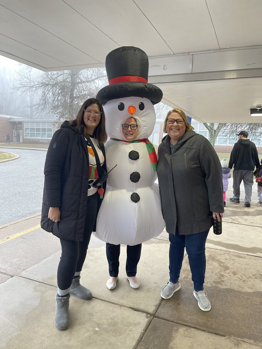 cbrinkleybcps's tweet image. Best arrival crew!! Our snow person got lots of hugs this morning and got our last school week of 2024 started right! ⛄️ @ReisterstownES @MrsJenPiet @elemshenanigans