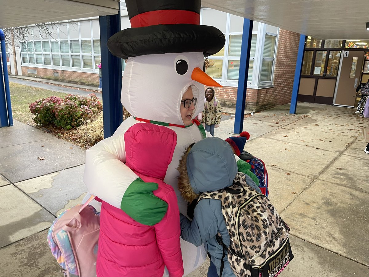 cbrinkleybcps's tweet image. Best arrival crew!! Our snow person got lots of hugs this morning and got our last school week of 2024 started right! ⛄️ @ReisterstownES @MrsJenPiet @elemshenanigans