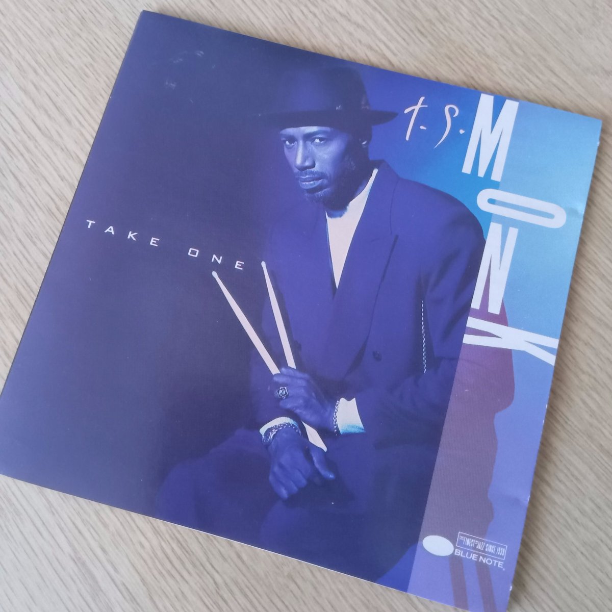 visionopt1's tweet image. #留萌　曇り−4℃
今では珍しい窓に氷避けの板、庇にはツララ
#AlvinQueen
ジャケ写はオドロしいが中身は至って王道ハードバップ🎵
初期のＴ・Ｓ・MONKとややカブり気味かな。
#jazz
#土田悦也