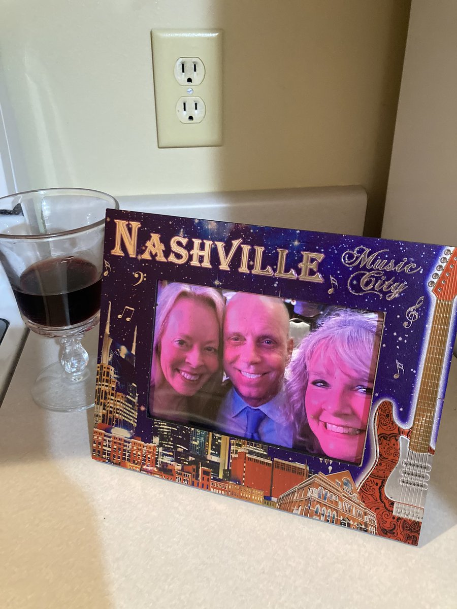 shirls00's tweet photo. What an awesome surprise I came home to in my mailbox from my sweet friend @sharonainvegas ❤️ The night we met @ScottHamilton84 Thank you so much!! #nashvilleshenanigans https://t.co/lwiTkYUNyF