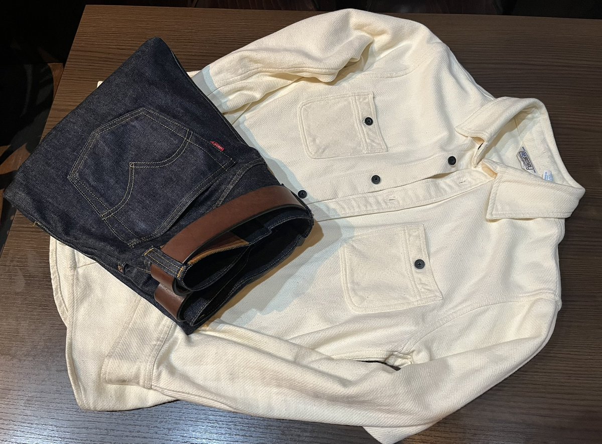 MaoHiroto's tweet photo. 昨日の靴作り👞
革の裁断、漉き等をやりました☺️
段々、靴作りらしくなってきて
楽しくもあり、難しくもある🤔
なんとも言えない気分です😊
仕事のほうも、しっかりやらないと🍛🍳
切り換えて、今週も頑張ります🇹🇭
#REDWING
#FIVEBROTHER
#リーバイス https://t.co/DLzpBGDi4U