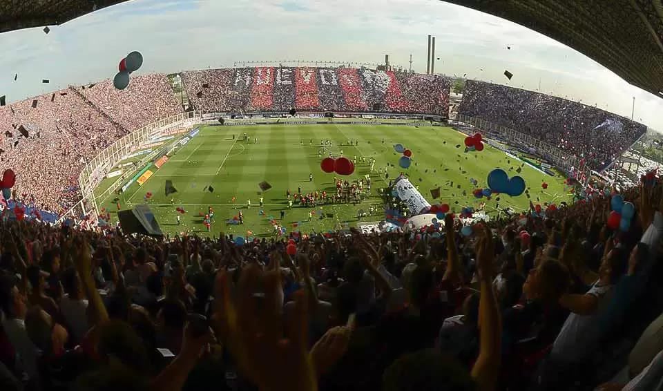 CuervosNavarro's tweet photo. Un día como hoy pero del año 1993, se inauguraba lo que para muchos fue su 2da casa, nuestro querido estadio Pedro Bidegain! Tantas alegrías vividas en nuestra querida cancha, tantos campeonatos, entre ellos las 3 copas internacionales que tiene nuestro club!! El nuevo Gasómetro https://t.co/Izv1NAgFxy