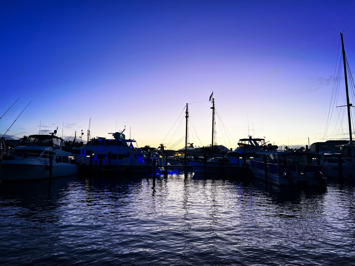bobbydevito's tweet photo. Totally average sunset tonight. I don’t even know why I keep coming to these things 😂
#keywest
#anothersunset https://t.co/kbRrES1lvq