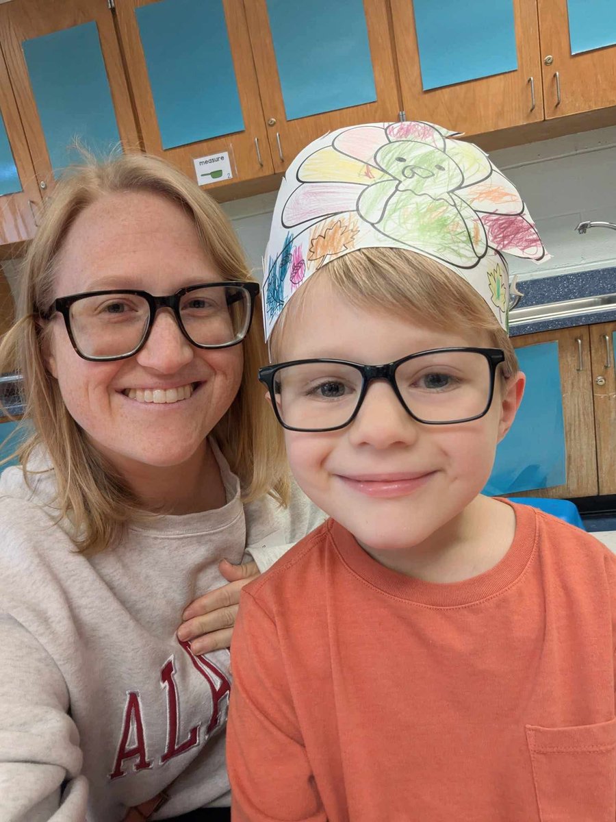 spann's tweet image. This iconic photo, taken by Michael Palmer, was on the front page of the Tuscaloosa News the day after the F4 tornado that  tore through the city 24 years ago today.

Micheal Harris is carrying Whitney Crowder, a 6 year old, out of the Bear Creek Trailer Park.

Although her…