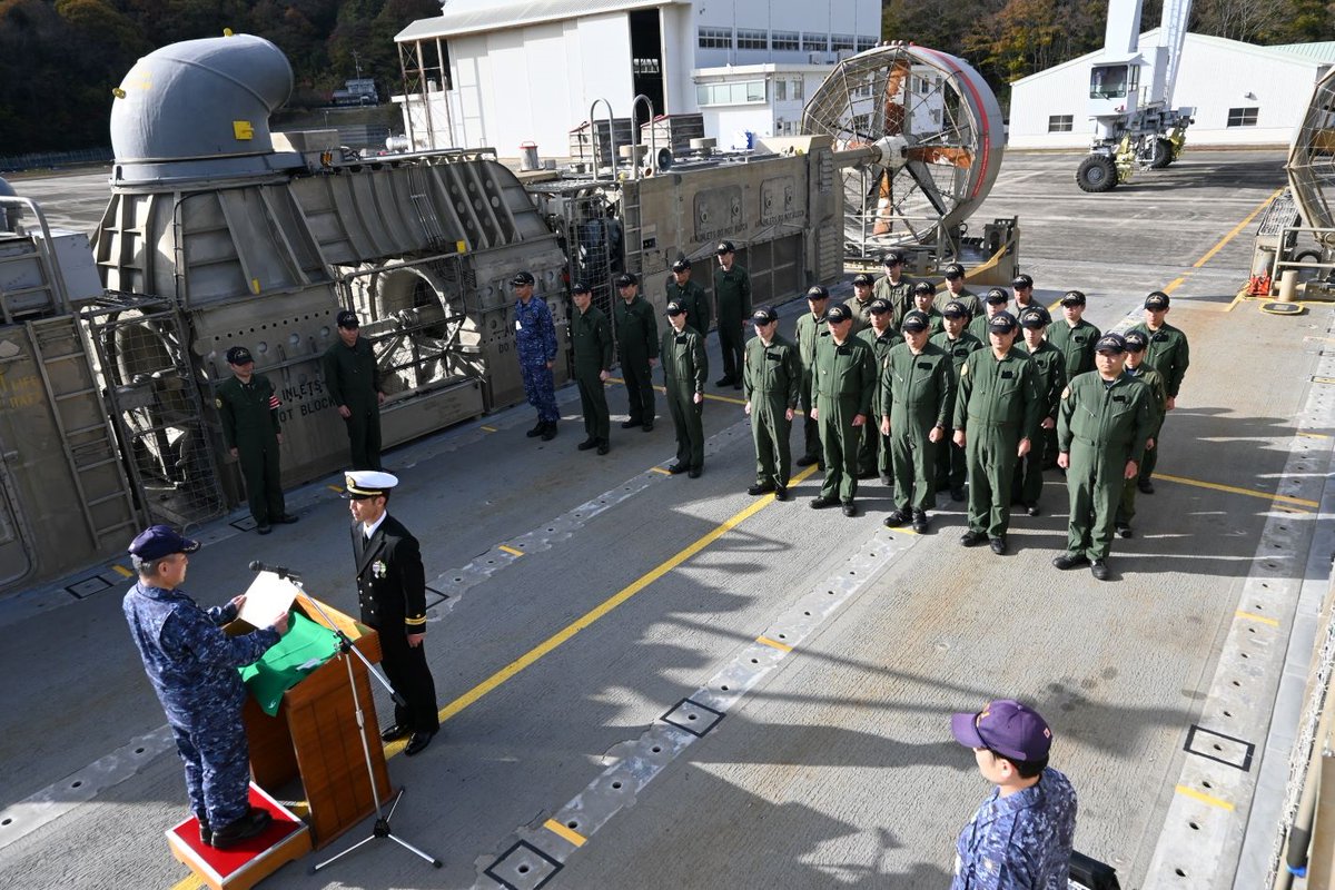 第1輸送隊 司令は顕著な功績を収めた第1ｴｱｸｯｼｮﾝ艇隊員に対しLCAC甲板上