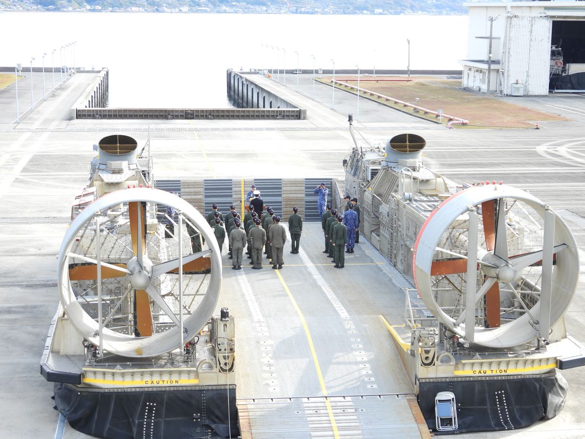 第1輸送隊 司令は顕著な功績を収めた第1ｴｱｸｯｼｮﾝ艇隊員に対しLCAC甲板上